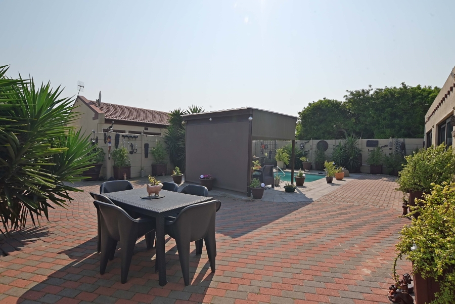 7 Bedroom Property for Sale in Bloubergrant Western Cape